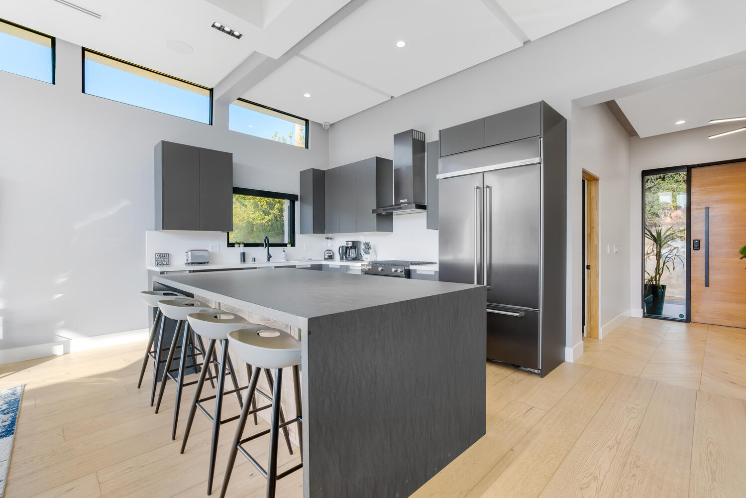 Thames Canyon House — kitchen with island and bar seating