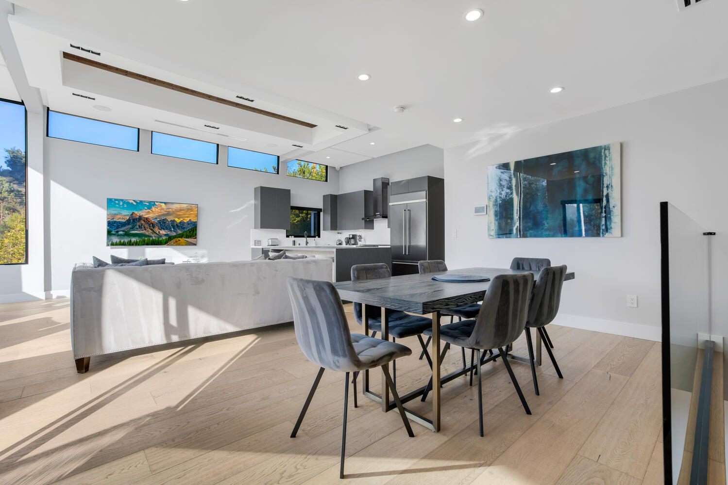 Thames Canyon House — dining area beside the kitchen