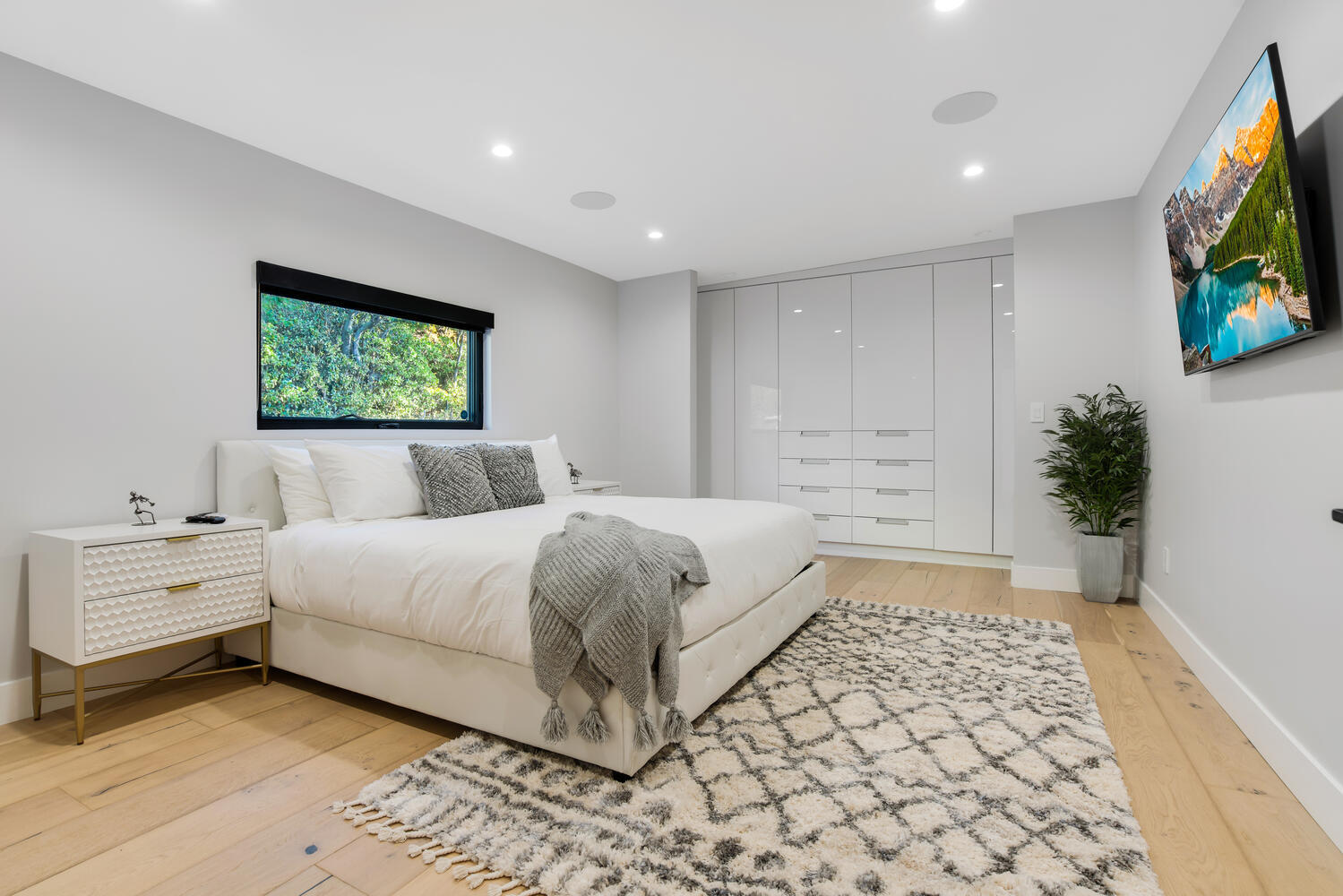 Thames Canyon House — bedroom with canyon view
