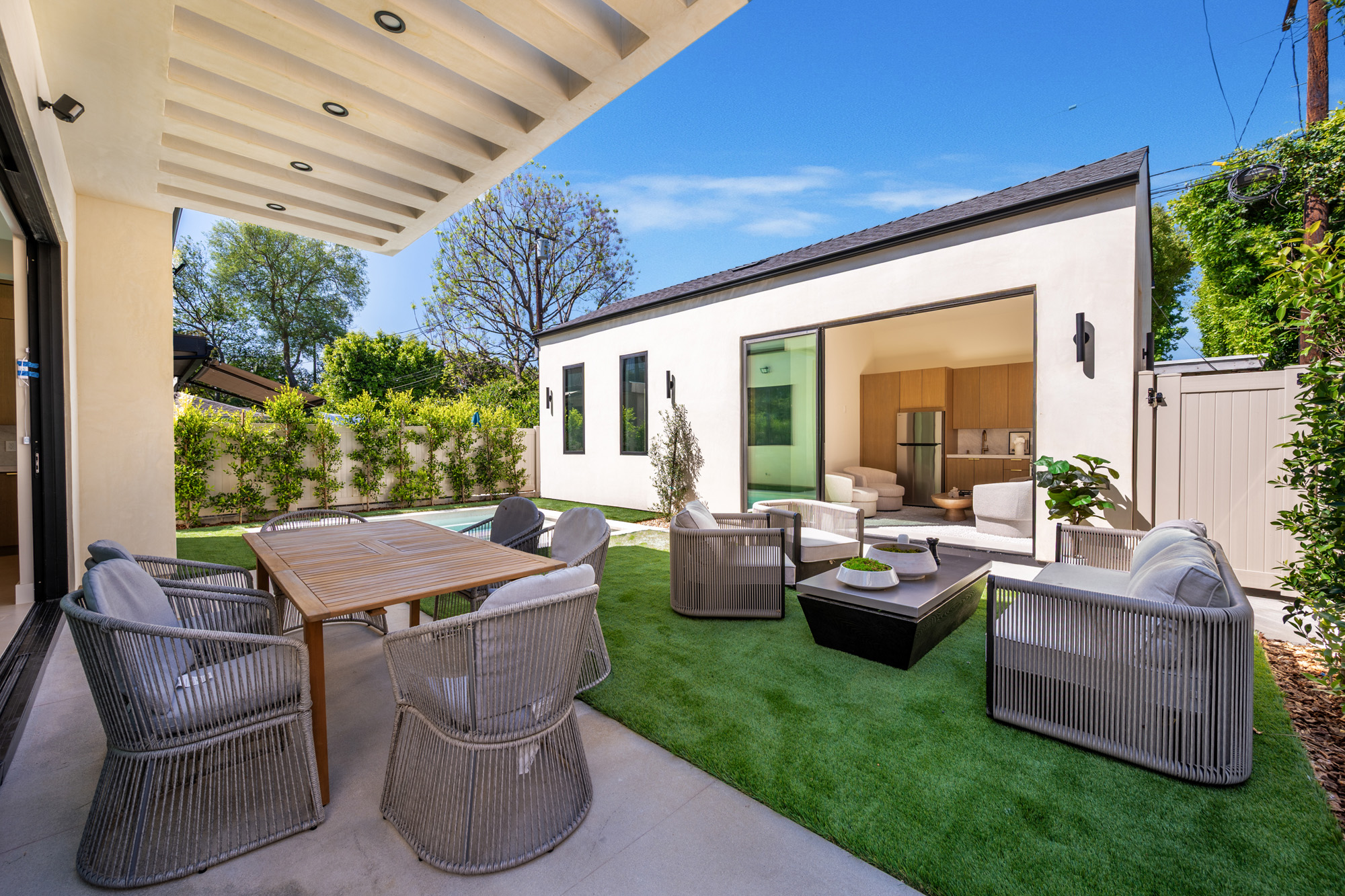 Atoll Lanai — covered patio with outdoor dining beside the lawn
