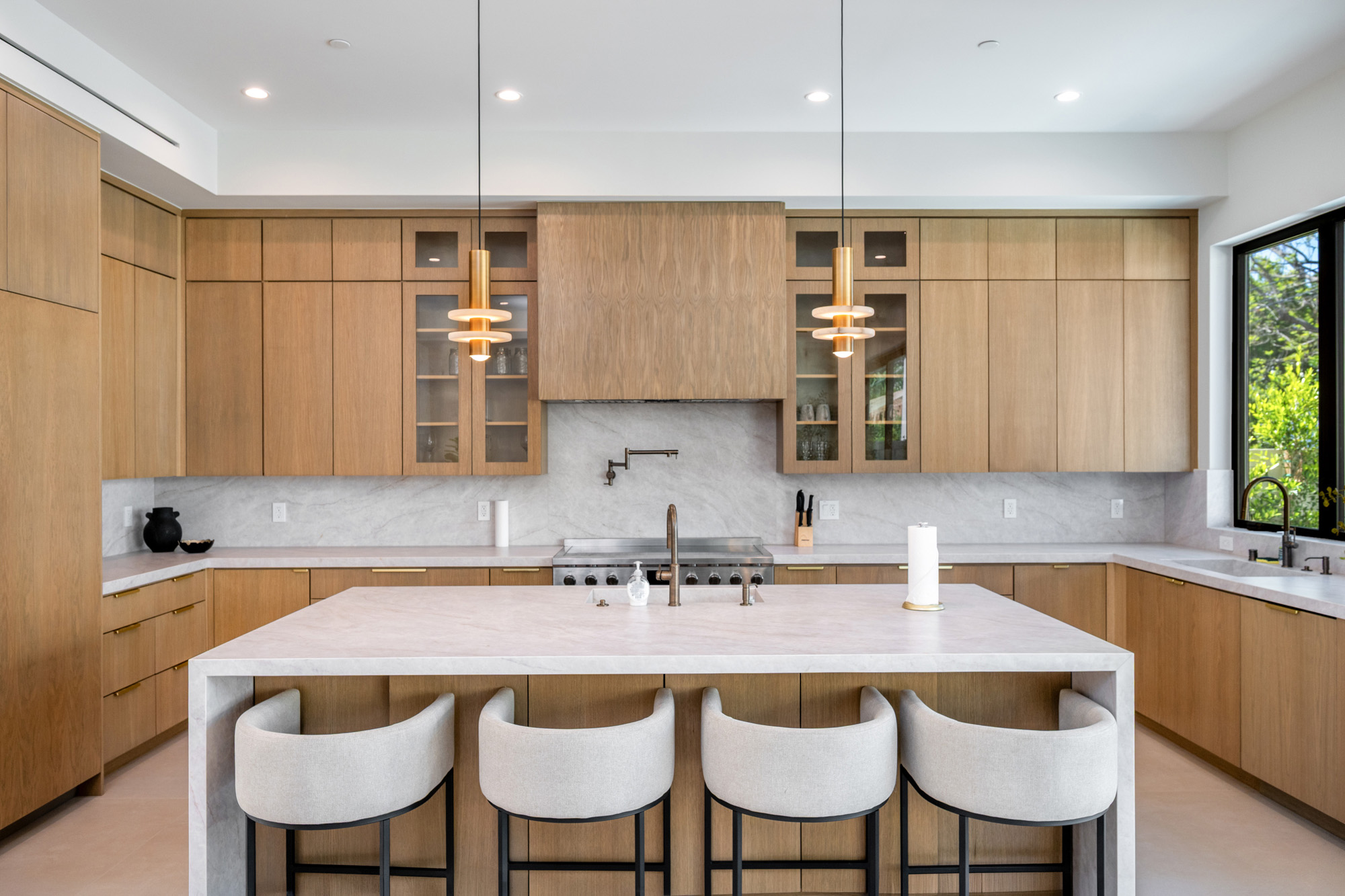 Atoll Lanai — kitchen with oak cabinetry and island seating