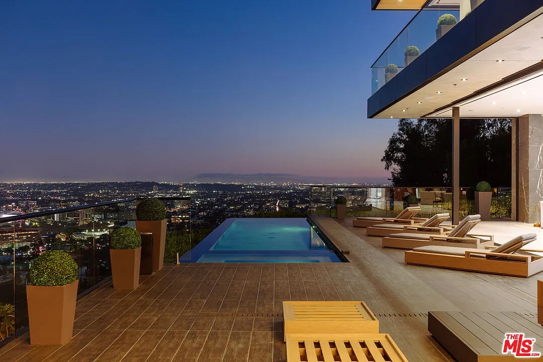 Thrasher Aerie — 5-bedroom luxury villa rental in Bird Streets, sleeps 10